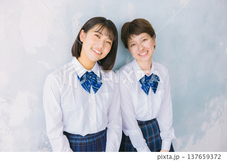 笑顔の仲良し女子高生 137659372