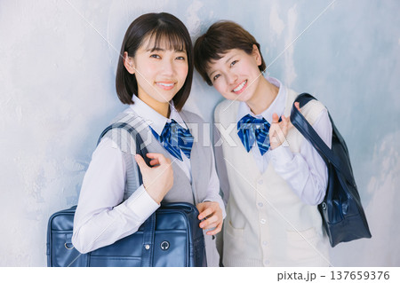 笑顔の仲良し女子高生 137659376