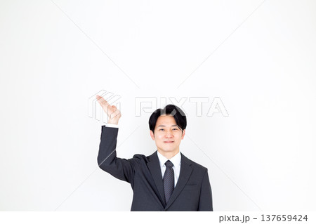 スーツを着たミドル男性ビジネスマン 137659424
