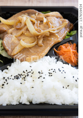 おいしい豚肉しょうが焼き弁当 おいしい豚肉しょうが焼き弁当 137659434