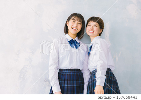 笑顔の仲良し女子高生 笑顔の仲良し女子高生 137659443