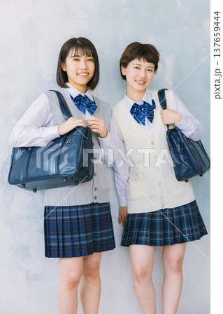 笑顔の仲良し女子高生 137659444