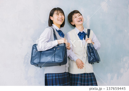 笑顔の仲良し女子高生 笑顔の仲良し女子高生 137659445