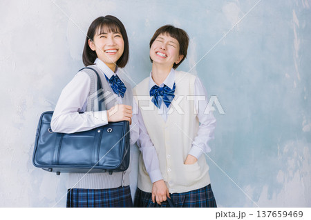 笑顔の仲良し女子高生 137659469