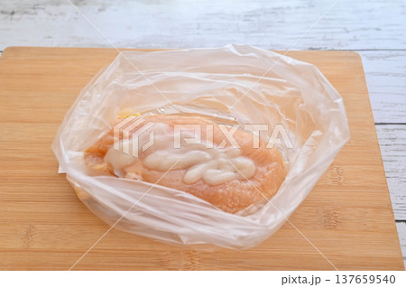 鶏むね肉と塩こうじ 137659540