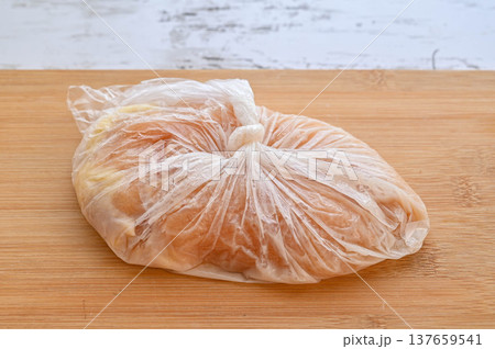 鶏むね肉に塩こうじを揉みこむ 137659541