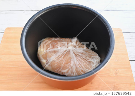 炊飯器に入れた塩こうじに漬けた鳥胸肉 137659542