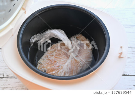 炊飯器で保温する鶏むね肉 137659544