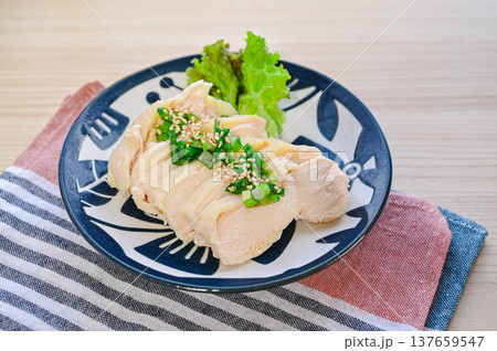 やわらかしっとりジューシーな蒸し鶏 やわらかしっとりジューシーな蒸し鶏 137659547