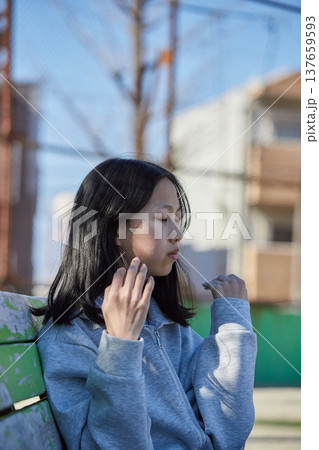 春の公園で退屈な女性中学生の 137659593