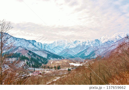 初冬初雪に覆われる秘境奥只見銀山平・銀山平温泉　白銀の湯 137659662