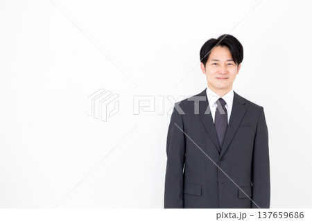 スーツを着たミドル男性ビジネスマン 137659686