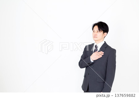 胸に手を当てるスーツを着たミドル男性ビジネスマン 137659882