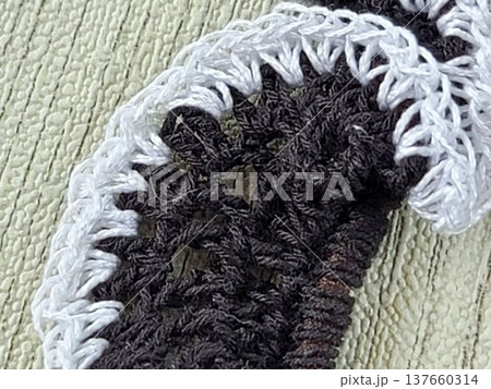ハンドメイド 編み物 手編みレースシュシュの編み目 白と黒 ハンドメイド 編み物 手編みレースシュシュの編み目 白と黒 137660314