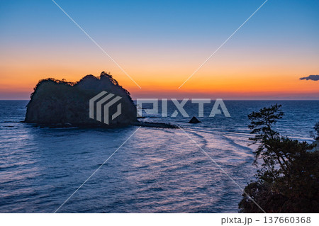 （静岡県）西伊豆・堂ヶ島の夕景 137660368
