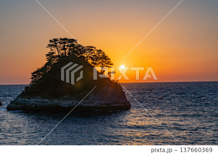 (静岡県)西伊豆・堂ヶ島の夕景 (静岡県)西伊豆・堂ヶ島の夕景 137660369