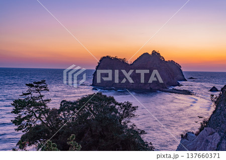 (静岡県)西伊豆・堂ヶ島の夕景 (静岡県)西伊豆・堂ヶ島の夕景 137660371