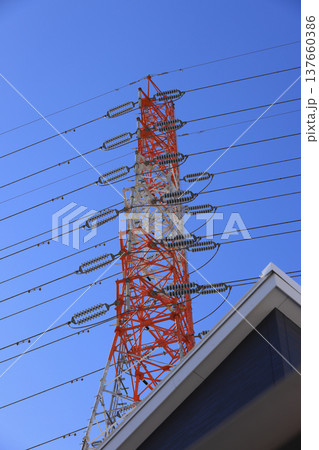 送電線鉄塔と住宅 送電線鉄塔と住宅 137660386