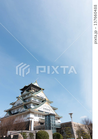 澄み渡る青空と大阪城 縦位置の開放的な風景 137660488