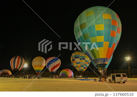 【滋賀】びわ湖東近江バルーンフェスタ、カラフルな気球が炎でライトアップされ、とても綺麗でした 137660510