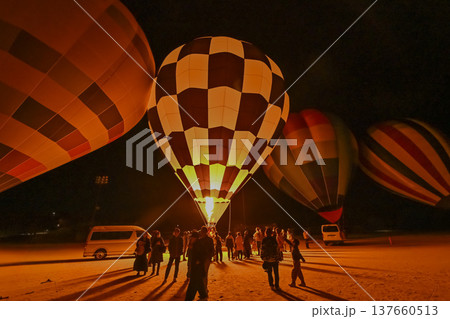 【滋賀】びわ湖東近江バルーンフェスタ、カラフルな気球が炎でライトアップされ、とても綺麗でした 137660513