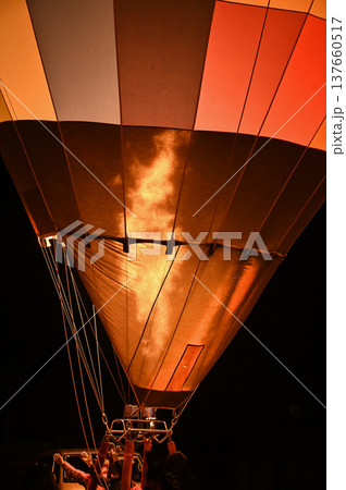 【滋賀】びわ湖東近江バルーンフェスタ、カラフルな気球が炎でライトアップされ、とても綺麗でした 137660517