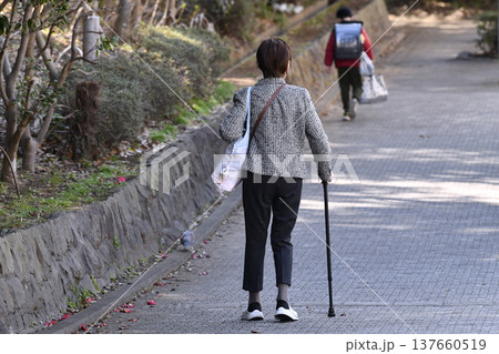 日本の横浜都市景観杖の高齢女性(マスク姿)、起伏のある歩道…人生とは…＝横浜市内 137660519