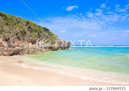 〈沖縄県〉古宇利島 トケイ浜 〈沖縄県〉古宇利島 トケイ浜 137660535