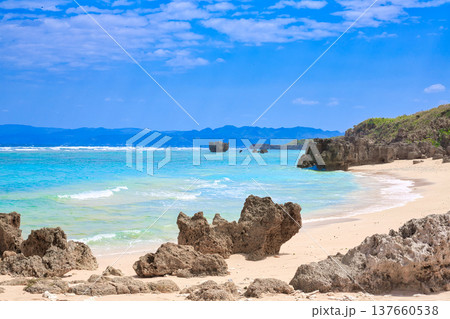 〈沖縄県〉古宇利島 トケイ浜 〈沖縄県〉古宇利島 トケイ浜 137660538