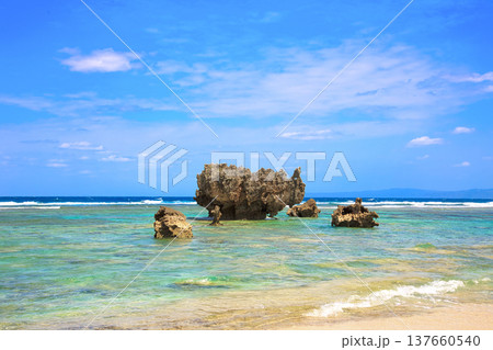 〈沖縄県〉古宇利島 トケイ浜 〈沖縄県〉古宇利島 トケイ浜 137660540