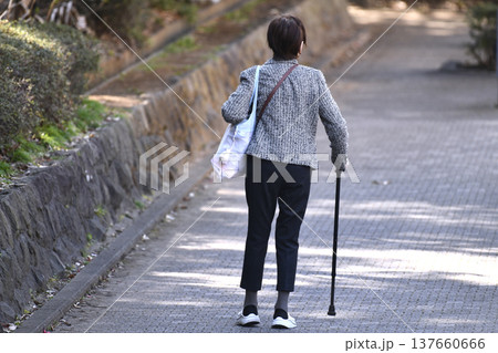 日本の横浜都市景観杖の高齢女性(マスク姿)、起伏のある歩道…人生とは…=横浜市内 日本の横浜都市景観杖の高齢女性(マスク姿)、起伏のある歩道…人生とは…=横浜市内 137660666