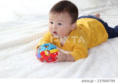 おもちゃで遊ぶ9ヵ月の赤ちゃん おもちゃで遊ぶ9ヵ月の赤ちゃん 137660799