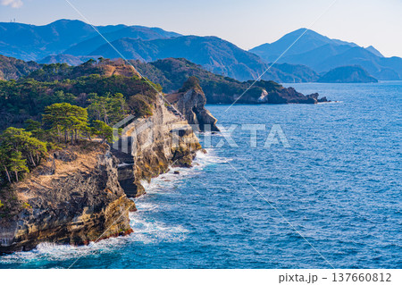 （静岡県）西伊豆町・堂ヶ島の海岸線 137660812