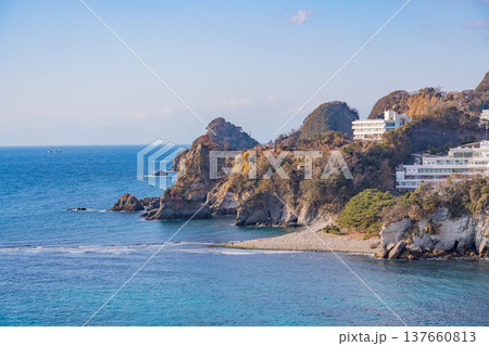 （静岡県）西伊豆町・堂ヶ島の海岸線 137660813