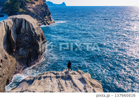 (静岡県)西伊豆町・堂ヶ島の海岸線 (静岡県)西伊豆町・堂ヶ島の海岸線 137660816