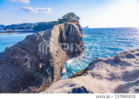 （静岡県）西伊豆町・堂ヶ島の海岸線 137660818
