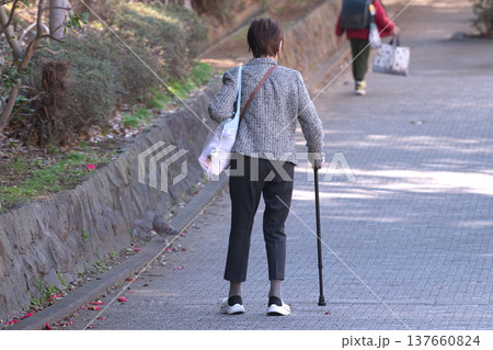 日本の横浜都市景観杖の高齢女性(マスク姿)、起伏のある歩道…人生とは…＝横浜市内 137660824