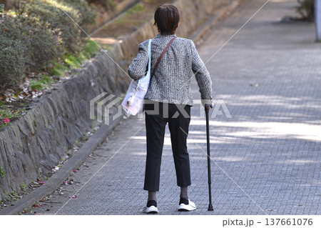 日本の横浜都市景観杖の高齢女性(マスク姿)、起伏のある歩道…人生とは…＝横浜市内 137661076