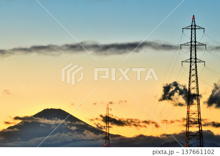 青空とコントラストが美しい夕焼けの空と富士山 137661102