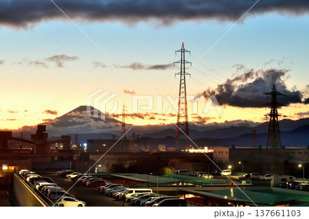青空とコントラストが美しい夕焼けの空と富士山 137661103