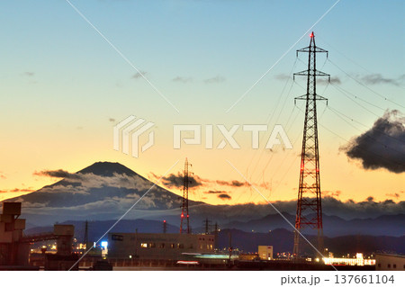 青空とコントラストが美しい夕焼けの空と富士山 青空とコントラストが美しい夕焼けの空と富士山 137661104