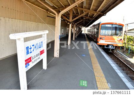 大雄山線フジフィルム前駅から大雄山駅に向かう電車 137661111