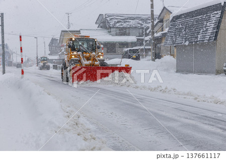 道路の雪を除ける除雪車 道路の雪を除ける除雪車 137661117