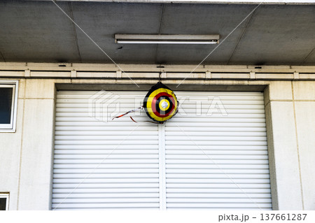 倉庫入口の鳥よけグッズ 137661287