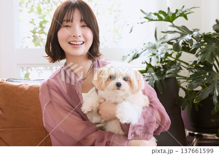 マルチーズを抱く笑顔の女性 ペットと暮らすライフスタイル 犬のいる生活 137661599