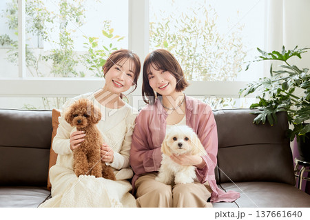 トイプードルとマルチーズと暮らす女性たち 犬のいるライフスタイル 137661640