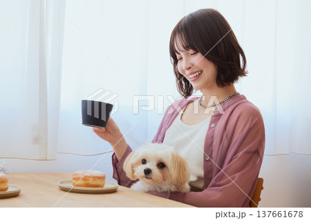 マルチーズと過ごす女性のカフェタイム コーヒーとスイーツのあるペットライフ マルチーズと過ごす女性のカフェタイム コーヒーとスイーツのあるペットライフ 137661678