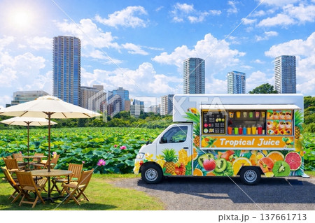 上野の不忍池の蓮池の蓮の花とキッチンカー 137661713