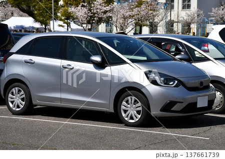 桜のある駐車場に停車する車 桜のある駐車場に停車する車 137661739