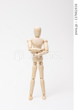 腕組みをして仁王立ちするデッサン人形 腕組みをして仁王立ちするデッサン人形 137662816